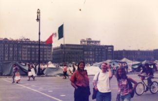 Con Ana y Felicia en el Zócalo del DF. 1993.