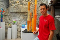 Antoni Pierini, artista del vidrio soplado, en su tienda de Biot, Francia.