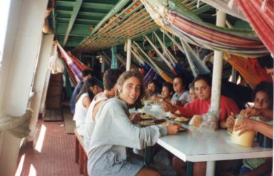 Comiendo en el barco Rodrigues Alves III, mientras navegamos por el río Amazonas camino a Santarem.