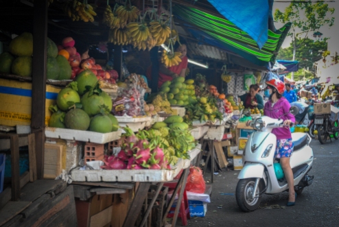 Los vietnamitas hacen sus compras sin bajarse de la motoneta.